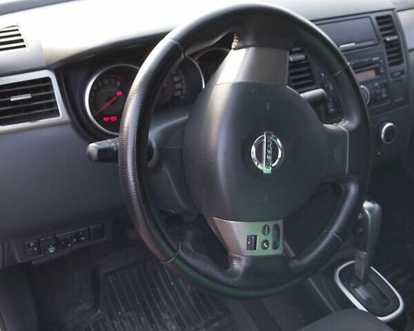 Желтый Ниссан Тиида, объемом двигателя 1.6 л и пробегом 325 тыс. км за 5350 $, фото 12 на Automoto.ua