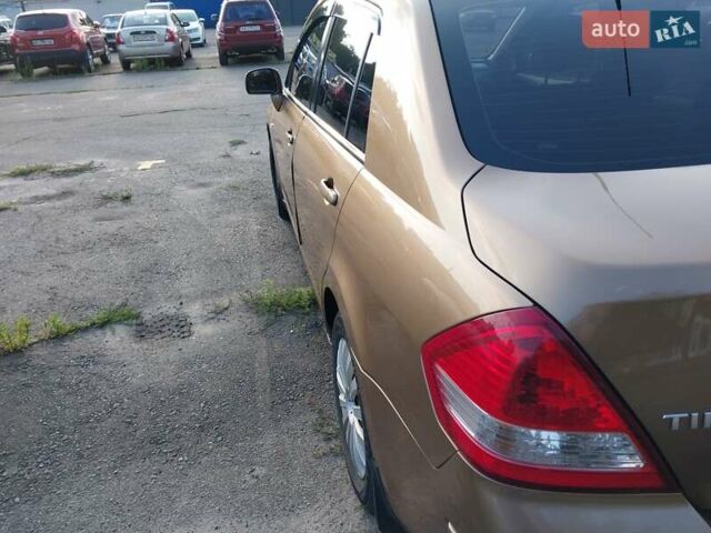 Желтый Ниссан Тиида, объемом двигателя 1.6 л и пробегом 325 тыс. км за 5350 $, фото 2 на Automoto.ua