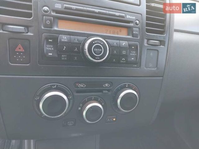 Желтый Ниссан Тиида, объемом двигателя 1.6 л и пробегом 325 тыс. км за 5350 $, фото 11 на Automoto.ua