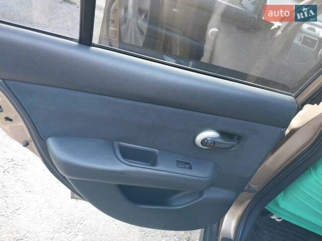 Желтый Ниссан Тиида, объемом двигателя 1.6 л и пробегом 325 тыс. км за 5350 $, фото 10 на Automoto.ua