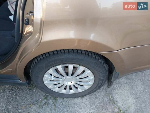 Желтый Ниссан Тиида, объемом двигателя 1.6 л и пробегом 325 тыс. км за 5350 $, фото 4 на Automoto.ua