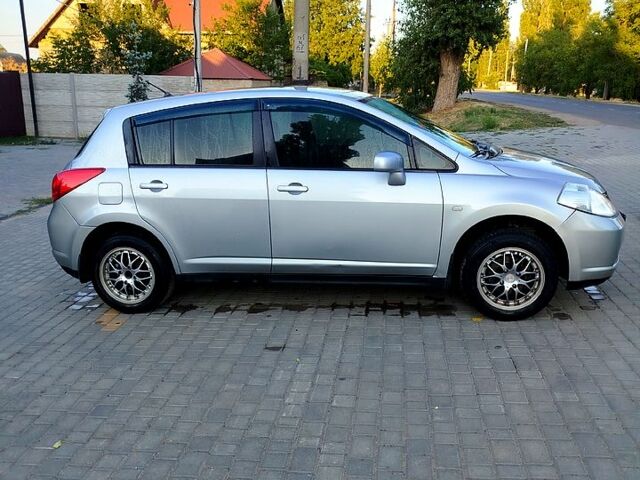 Серый Ниссан Тиида, объемом двигателя 1.6 л и пробегом 188 тыс. км за 5200 $, фото 1 на Automoto.ua