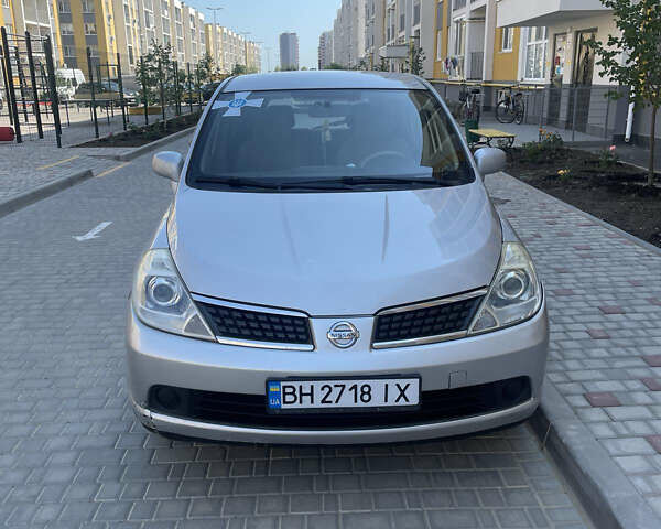 Серый Ниссан Тиида, объемом двигателя 1.6 л и пробегом 249 тыс. км за 5200 $, фото 1 на Automoto.ua