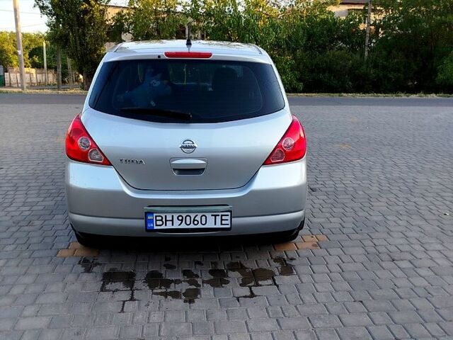 Серый Ниссан Тиида, объемом двигателя 1.6 л и пробегом 188 тыс. км за 5200 $, фото 2 на Automoto.ua