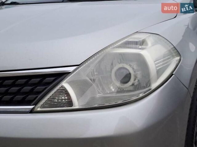 Серый Ниссан Тиида, объемом двигателя 1.6 л и пробегом 182 тыс. км за 6140 $, фото 7 на Automoto.ua