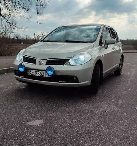 Серый Ниссан Тиида, объемом двигателя 1.6 л и пробегом 271 тыс. км за 5000 $, фото 3 на Automoto.ua