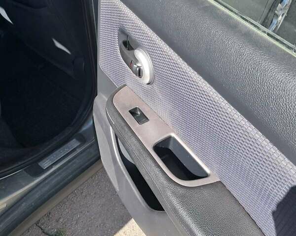 Серый Ниссан Тиида, объемом двигателя 1.6 л и пробегом 200 тыс. км за 5600 $, фото 2 на Automoto.ua