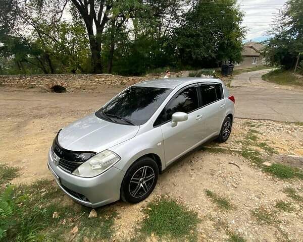 Серый Ниссан Тиида, объемом двигателя 1.6 л и пробегом 230 тыс. км за 5500 $, фото 1 на Automoto.ua