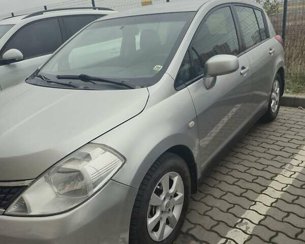 Серый Ниссан Тиида, объемом двигателя 1.6 л и пробегом 174 тыс. км за 5500 $, фото 1 на Automoto.ua