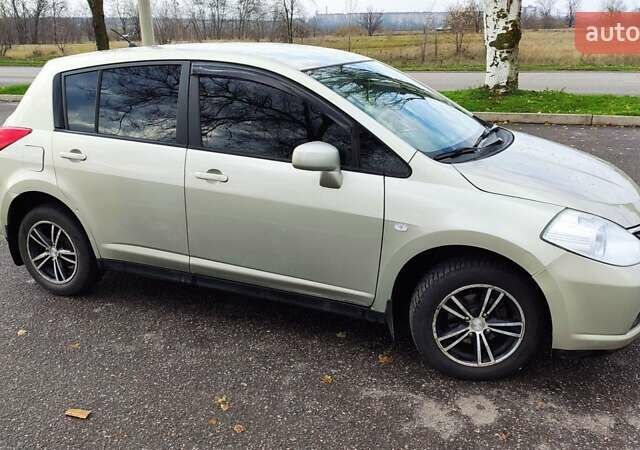 Серый Ниссан Тиида, объемом двигателя 1.6 л и пробегом 271 тыс. км за 5000 $, фото 7 на Automoto.ua