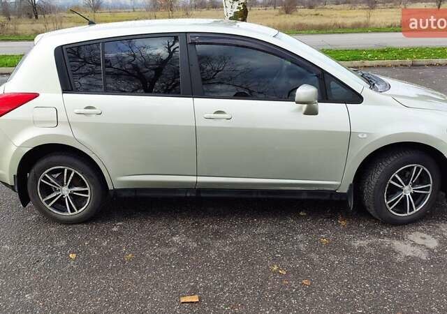 Серый Ниссан Тиида, объемом двигателя 1.6 л и пробегом 271 тыс. км за 5000 $, фото 2 на Automoto.ua