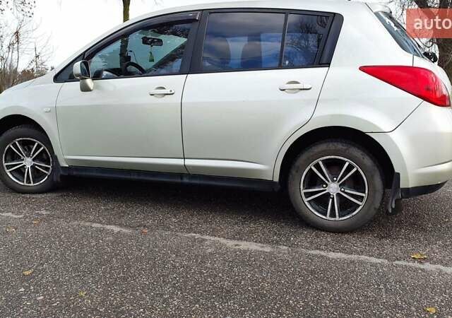 Серый Ниссан Тиида, объемом двигателя 1.6 л и пробегом 271 тыс. км за 5000 $, фото 1 на Automoto.ua