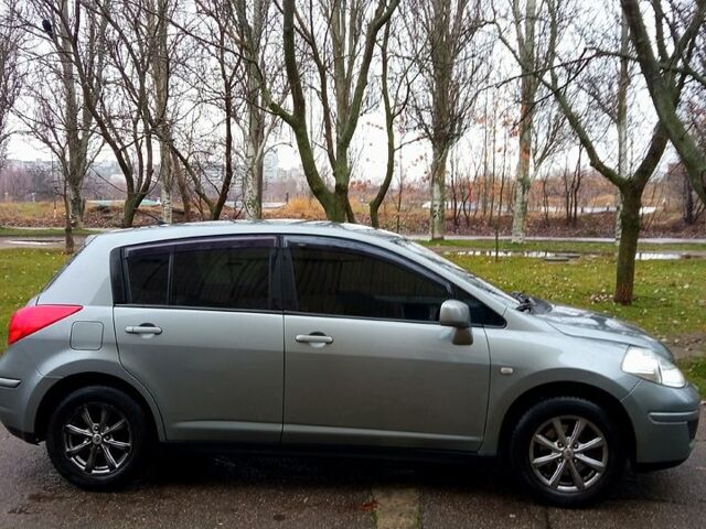 Сірий Ніссан Тііда, об'ємом двигуна 1.6 л та пробігом 213 тис. км за 6250 $, фото 5 на Automoto.ua