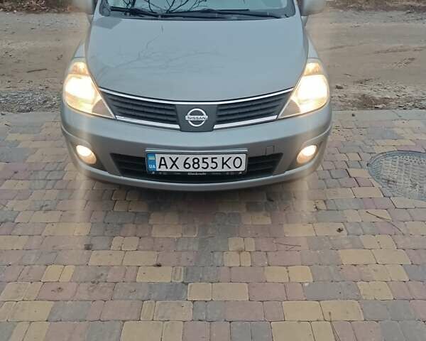 Серый Ниссан Тиида, объемом двигателя 1.6 л и пробегом 218 тыс. км за 6100 $, фото 1 на Automoto.ua