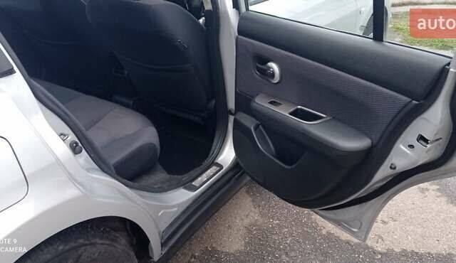 Серый Ниссан Тиида, объемом двигателя 1.6 л и пробегом 198 тыс. км за 7200 $, фото 12 на Automoto.ua