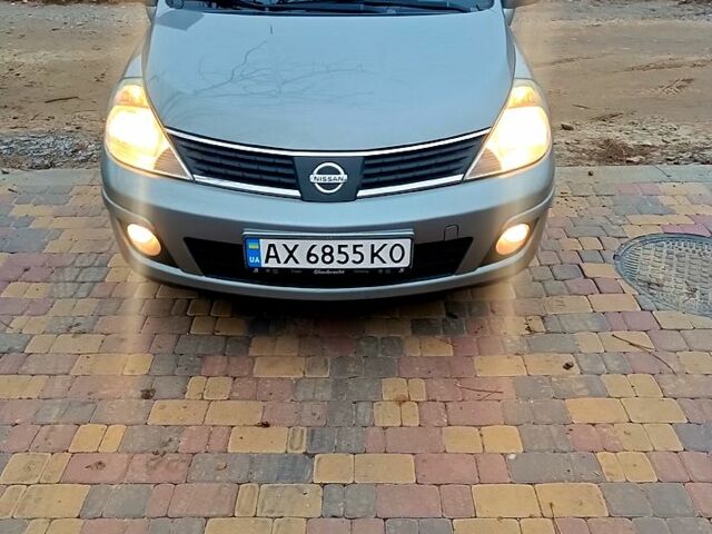 Серый Ниссан Тиида, объемом двигателя 1.6 л и пробегом 217 тыс. км за 5200 $, фото 1 на Automoto.ua