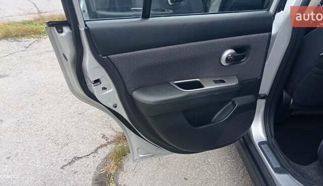 Серый Ниссан Тиида, объемом двигателя 1.6 л и пробегом 198 тыс. км за 7200 $, фото 4 на Automoto.ua