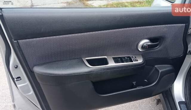 Серый Ниссан Тиида, объемом двигателя 1.6 л и пробегом 198 тыс. км за 7200 $, фото 5 на Automoto.ua