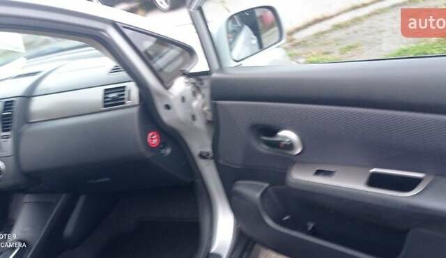 Серый Ниссан Тиида, объемом двигателя 1.6 л и пробегом 198 тыс. км за 7200 $, фото 18 на Automoto.ua
