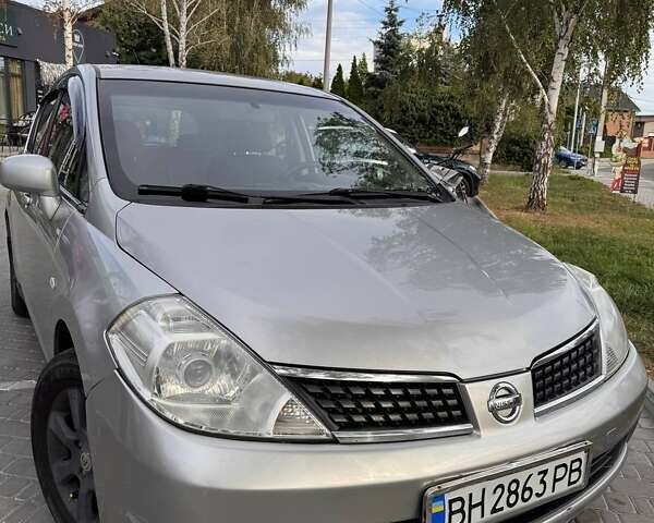 Серый Ниссан Тиида, объемом двигателя 1.6 л и пробегом 211 тыс. км за 5300 $, фото 1 на Automoto.ua
