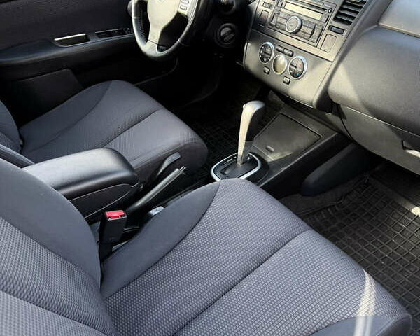 Серый Ниссан Тиида, объемом двигателя 1.6 л и пробегом 167 тыс. км за 7250 $, фото 4 на Automoto.ua