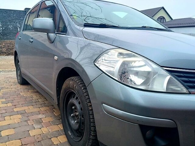 Серый Ниссан Тиида, объемом двигателя 1.6 л и пробегом 217 тыс. км за 5200 $, фото 12 на Automoto.ua