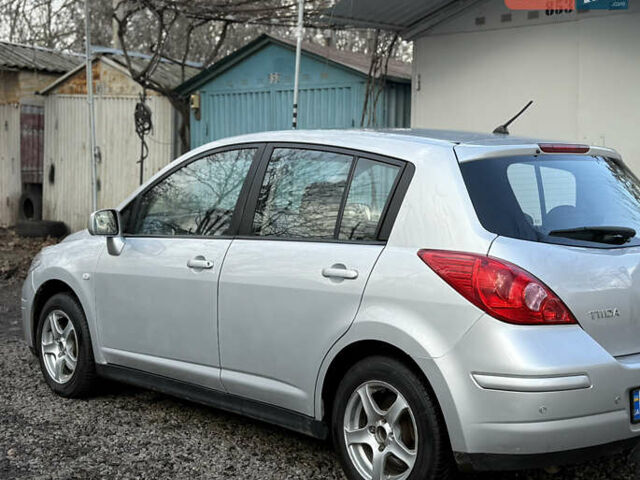 Серый Ниссан Тиида, объемом двигателя 1.6 л и пробегом 167 тыс. км за 7250 $, фото 1 на Automoto.ua