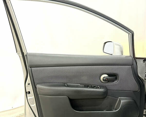 Серый Ниссан Тиида, объемом двигателя 1.6 л и пробегом 120 тыс. км за 6300 $, фото 12 на Automoto.ua