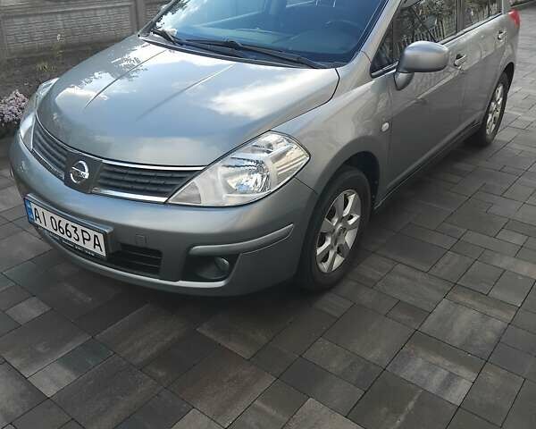 Серый Ниссан Тиида, объемом двигателя 1.6 л и пробегом 210 тыс. км за 6000 $, фото 4 на Automoto.ua