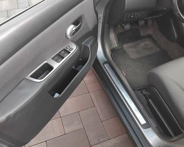 Серый Ниссан Тиида, объемом двигателя 1.6 л и пробегом 208 тыс. км за 6500 $, фото 9 на Automoto.ua