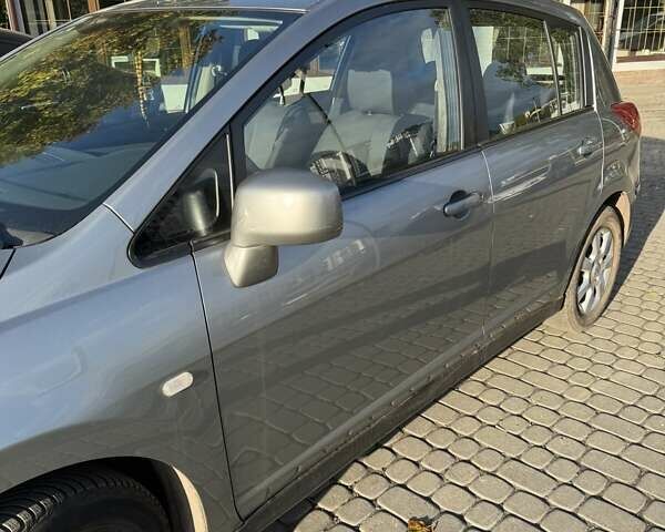 Сірий Ніссан Тііда, об'ємом двигуна 1.6 л та пробігом 196 тис. км за 5800 $, фото 1 на Automoto.ua