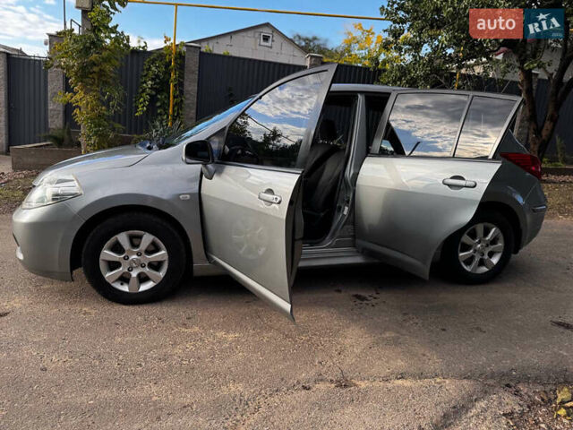 Серый Ниссан Тиида, объемом двигателя 1.6 л и пробегом 170 тыс. км за 6500 $, фото 9 на Automoto.ua