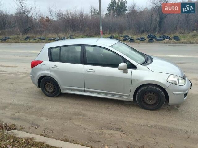 Сірий Ніссан Тііда, об'ємом двигуна 1.6 л та пробігом 186 тис. км за 6000 $, фото 3 на Automoto.ua