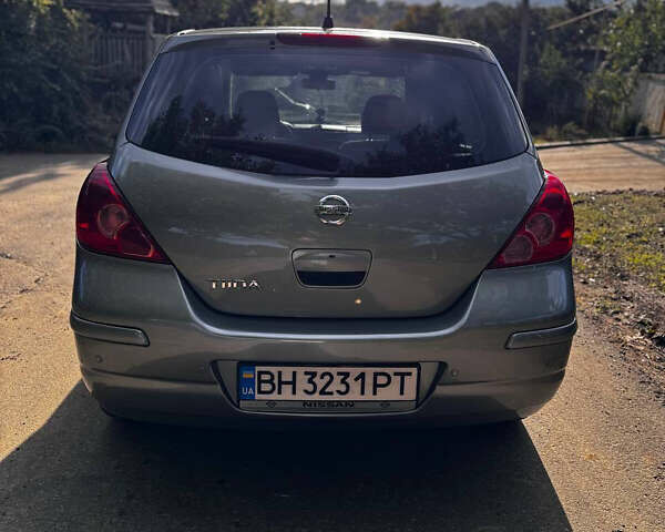 Серый Ниссан Тиида, объемом двигателя 1.6 л и пробегом 170 тыс. км за 6500 $, фото 4 на Automoto.ua