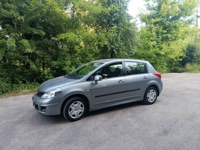 Сірий Ніссан Тііда, об'ємом двигуна 1.6 л та пробігом 128 тис. км за 5800 $, фото 2 на Automoto.ua