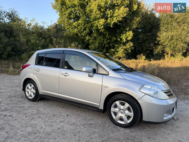 Серый Ниссан Тиида, объемом двигателя 1.5 л и пробегом 106 тыс. км за 8299 $, фото 2 на Automoto.ua