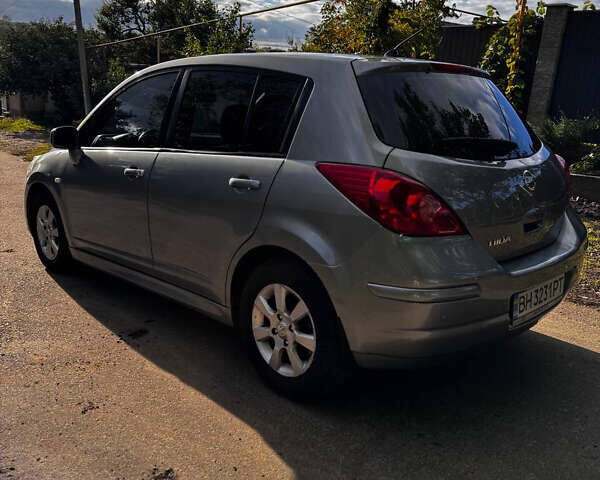 Серый Ниссан Тиида, объемом двигателя 1.6 л и пробегом 170 тыс. км за 6500 $, фото 3 на Automoto.ua