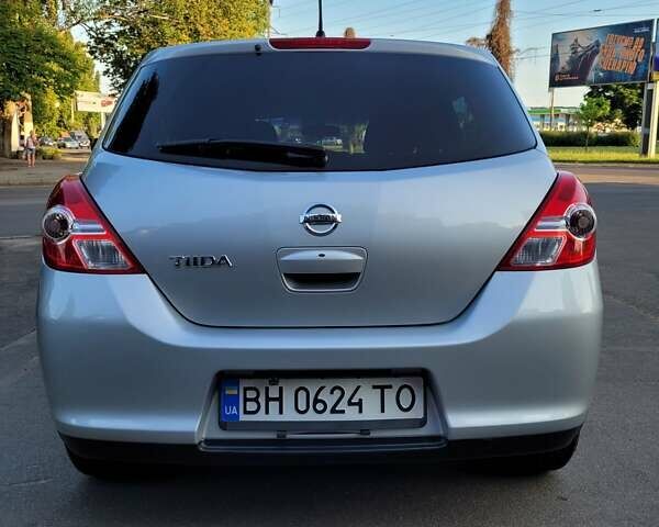 Серый Ниссан Тиида, объемом двигателя 1.5 л и пробегом 95 тыс. км за 7700 $, фото 2 на Automoto.ua