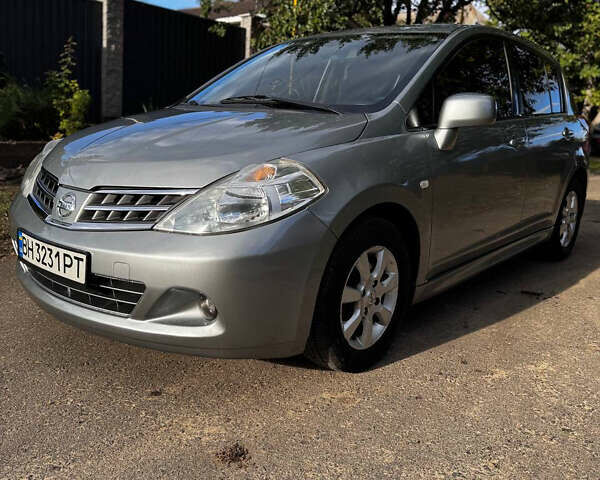 Серый Ниссан Тиида, объемом двигателя 1.6 л и пробегом 170 тыс. км за 6500 $, фото 2 на Automoto.ua