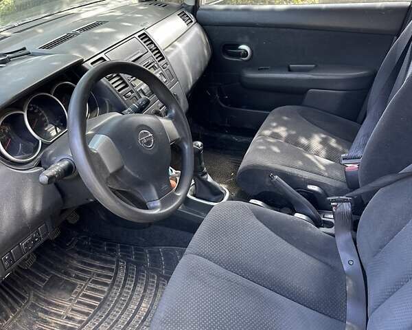 Серый Ниссан Тиида, объемом двигателя 1.6 л и пробегом 80 тыс. км за 7000 $, фото 7 на Automoto.ua