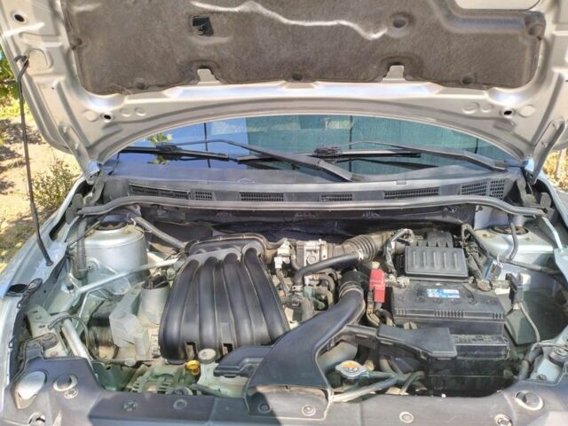 Сірий Ніссан Тііда, об'ємом двигуна 1.5 л та пробігом 150 тис. км за 7800 $, фото 4 на Automoto.ua