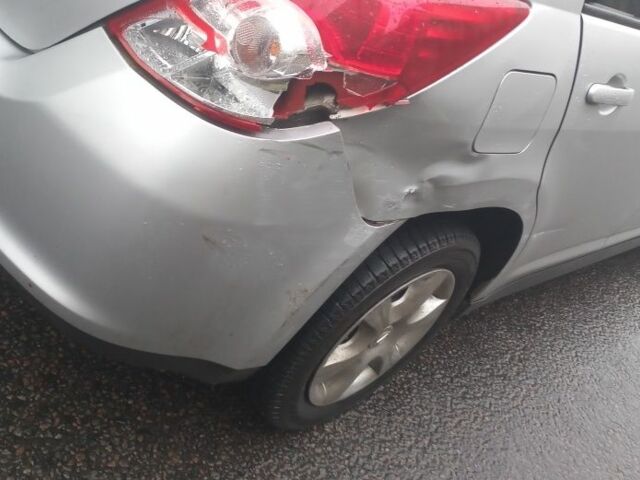 Серый Ниссан Тиида, объемом двигателя 1.5 л и пробегом 50 тыс. км за 5000 $, фото 4 на Automoto.ua