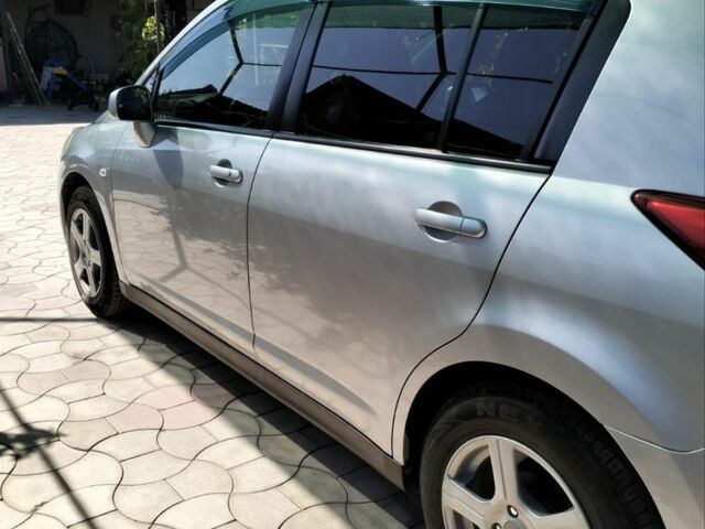 Сірий Ніссан Тііда, об'ємом двигуна 1.5 л та пробігом 150 тис. км за 7800 $, фото 2 на Automoto.ua