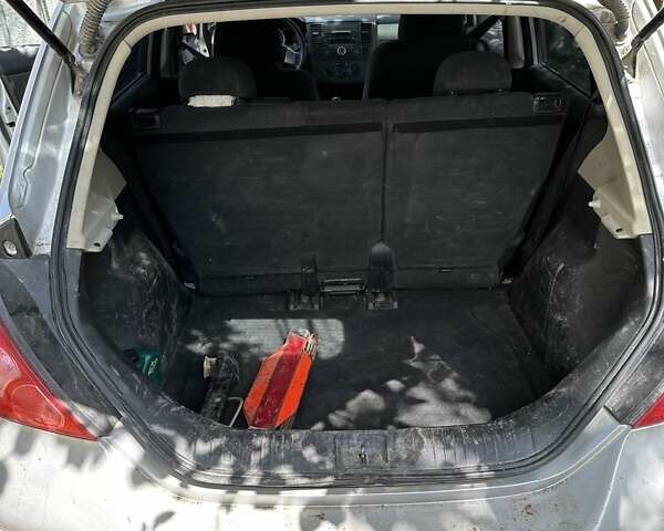 Серый Ниссан Тиида, объемом двигателя 1.6 л и пробегом 80 тыс. км за 7000 $, фото 6 на Automoto.ua