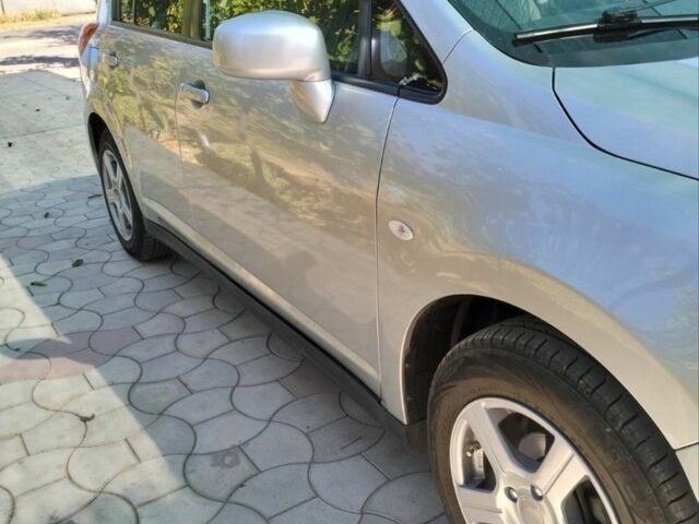 Сірий Ніссан Тііда, об'ємом двигуна 1.5 л та пробігом 150 тис. км за 7800 $, фото 1 на Automoto.ua