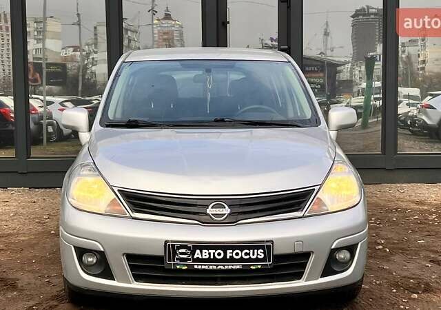 Серый Ниссан Тиида, объемом двигателя 1.6 л и пробегом 195 тыс. км за 7790 $, фото 2 на Automoto.ua