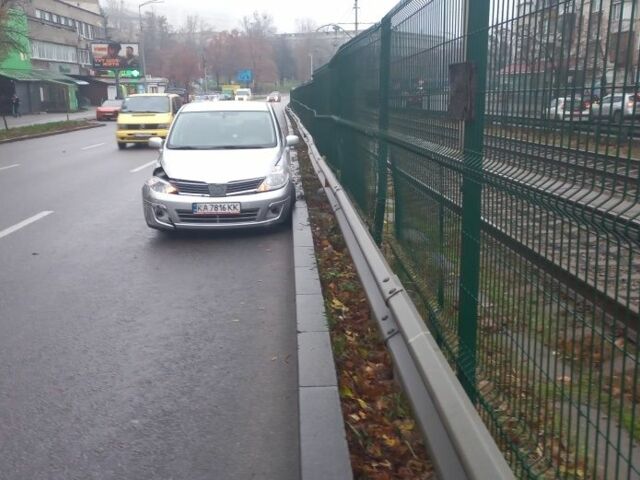 Серый Ниссан Тиида, объемом двигателя 1.5 л и пробегом 50 тыс. км за 5000 $, фото 1 на Automoto.ua