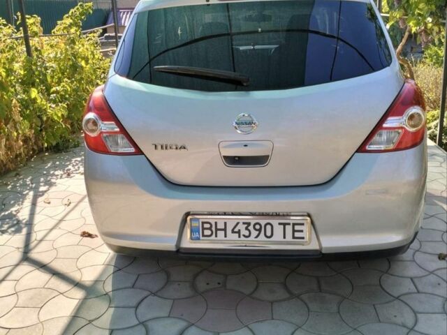 Сірий Ніссан Тііда, об'ємом двигуна 1.5 л та пробігом 150 тис. км за 7800 $, фото 3 на Automoto.ua