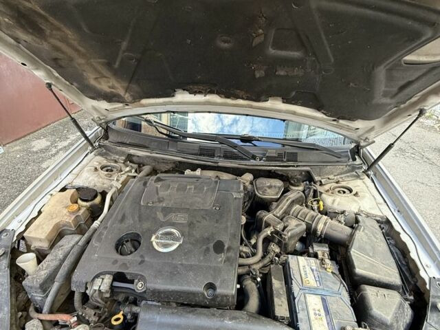 Серый Ниссан Тиида, объемом двигателя 2.4 л и пробегом 380 тыс. км за 4350 $, фото 2 на Automoto.ua