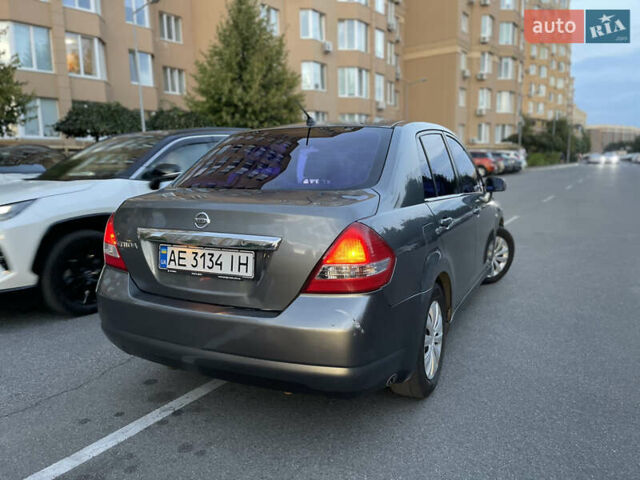 Серый Ниссан Тиида, объемом двигателя 1.6 л и пробегом 250 тыс. км за 4650 $, фото 3 на Automoto.ua
